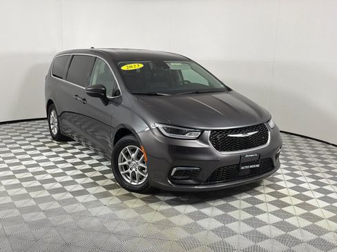 Used 2023 Chrysler Pacifica Touring-L FWD image 2
