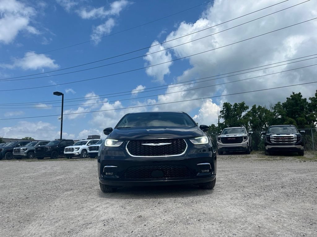 Used 2024 Chrysler Pacifica Touring-L FWD image 4