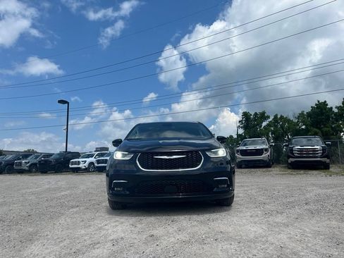 Used 2024 Chrysler Pacifica Touring-L FWD image 4