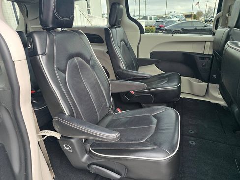 Used 2022 Chrysler Pacifica Limited FWD image 20