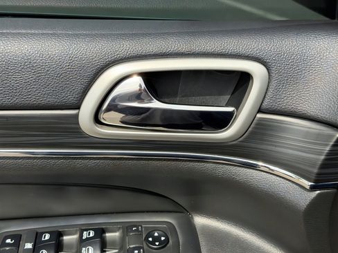 Used 2019 Jeep Grand Cherokee Limited image 18