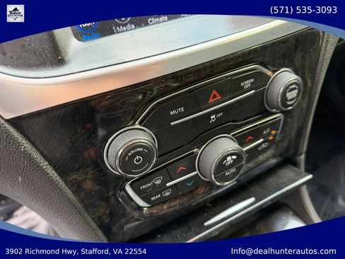 Used 2018 Chrysler 300 Limited AWD/4WD image 25
