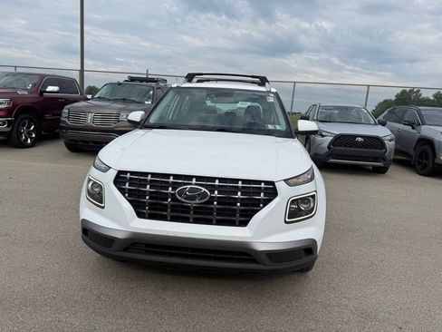 Used 2020 Hyundai Venue SEL w/ Convenience + Premium Package FWD image 2