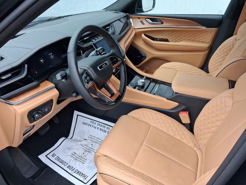 Used 2024 Jeep Grand Cherokee Summit AWD/4WD image 4
