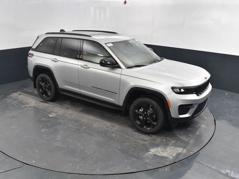New 2025 Jeep Grand Cherokee Altitude w/ MOPAR Finishing Package AWD/4WD image 39