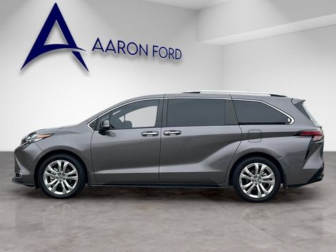Used 2023 Toyota Sienna Platinum FWD image 3