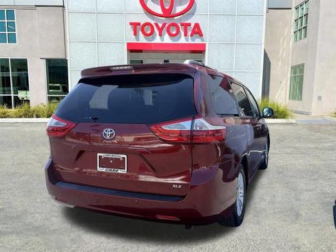 Used 2017 Toyota Sienna XLE Premium FWD image 6