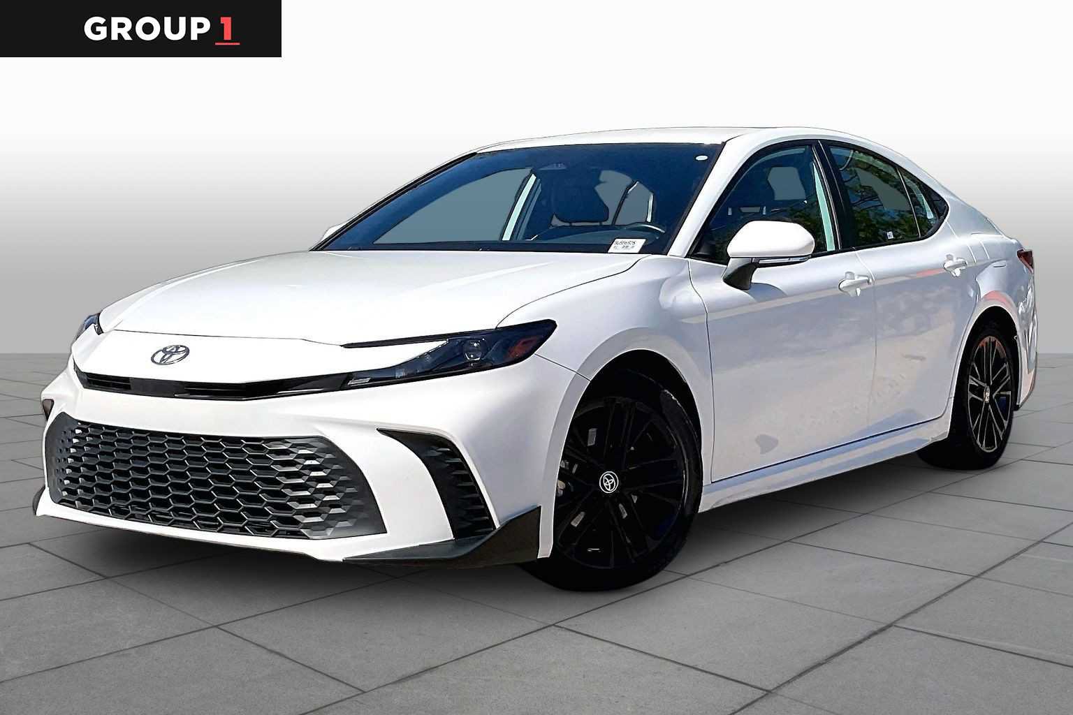 Used 2025 Toyota Camry SE FWD image 1