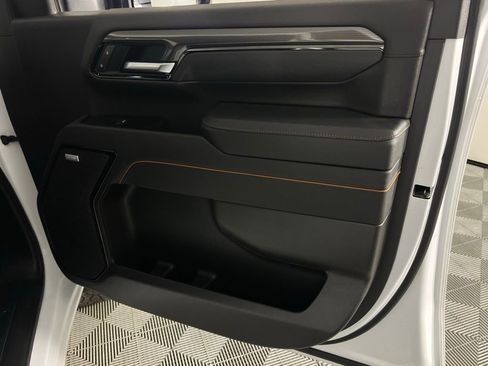 Used 2025 GMC Sierra 2500 AT4 image 33