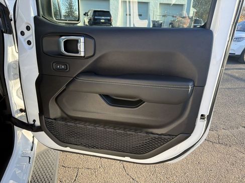 Used 2023 Jeep Wrangler Unlimited Sahara w/ Cold Weather Group image 15