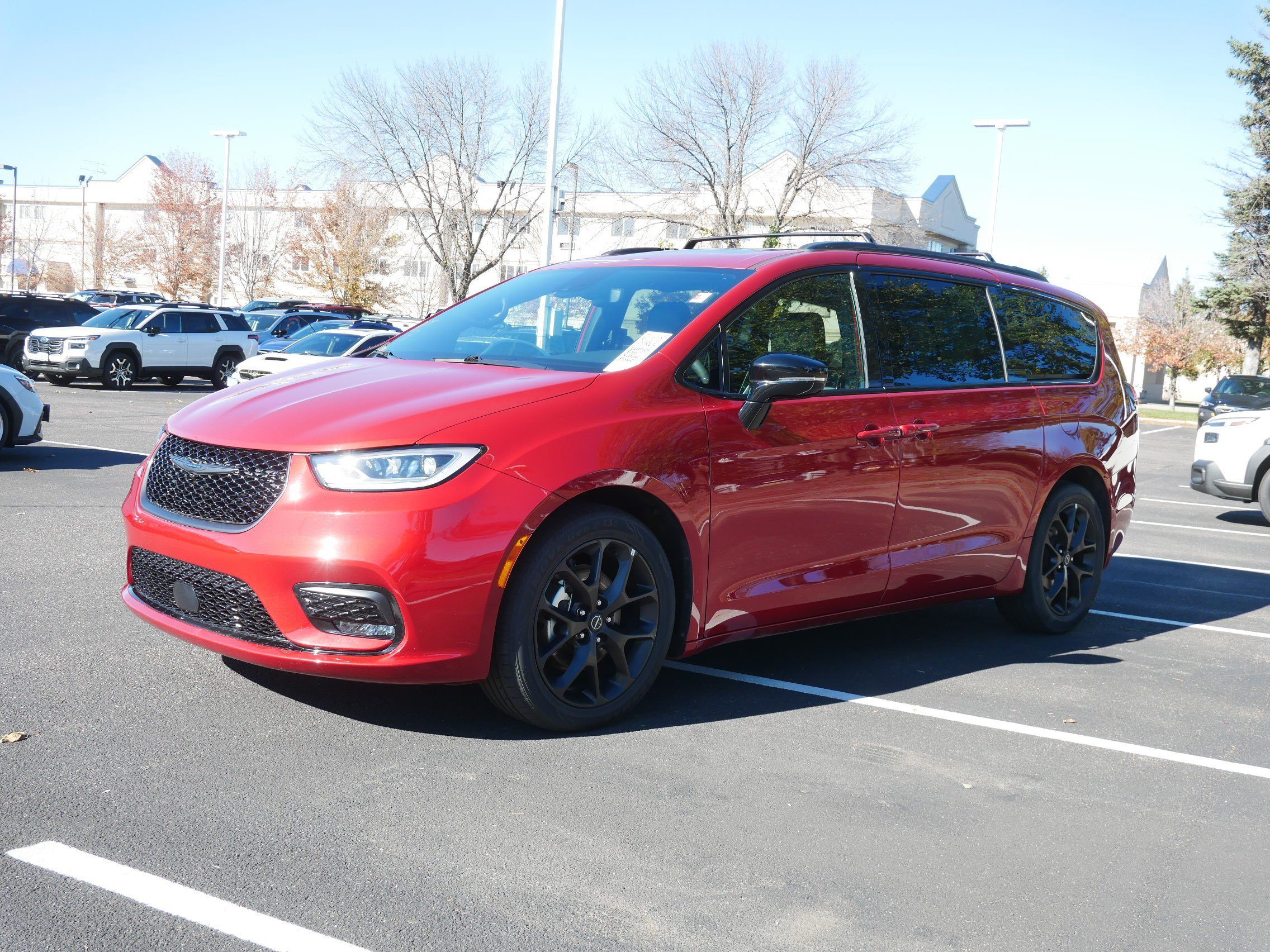 Used 2025 Chrysler Pacifica Limited FWD image 3