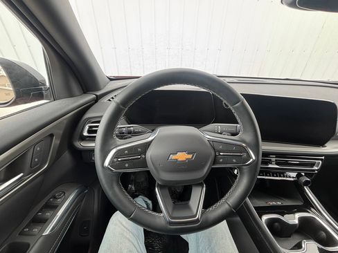 Used 2025 Chevrolet Traverse LT image 11