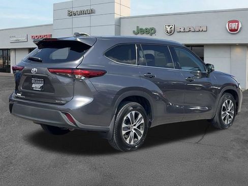 Used 2021 Toyota Highlander XLE AWD/4WD image 7