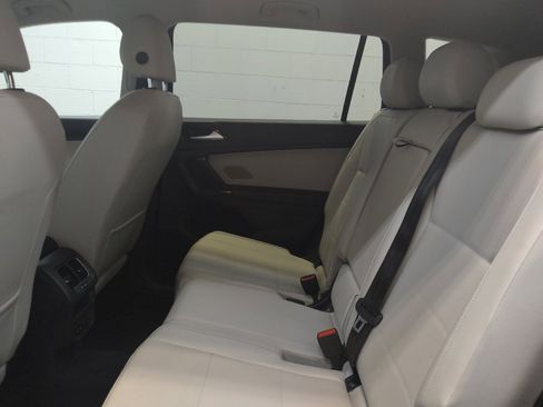 Used 2018 Volkswagen Tiguan SE FWD image 18