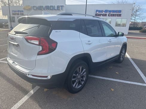 Used 2023 GMC Terrain SLT image 3
