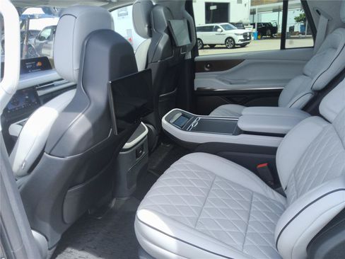 Used 2025 Lincoln Navigator L Black Label AWD/4WD image 17