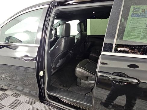 Used 2025 Chrysler Pacifica Select image 31