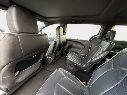Used 2025 Chrysler Pacifica Limited FWD image 19