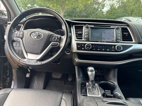 Used 2019 Toyota Highlander XLE AWD/4WD image 23