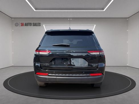 Used 2025 Jeep Grand Cherokee Altitude AWD/4WD image 4