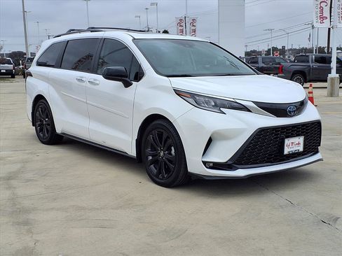 Used 2023 Toyota Sienna XSE image 3