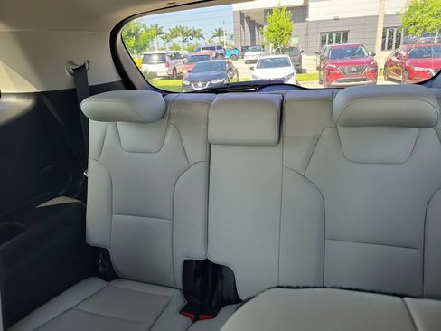 Used 2024 Kia Telluride EX w/ EX Captain's Chair Package FWD image 11