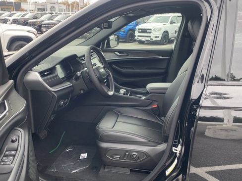 New 2025 Jeep Grand Cherokee Limited w/ Luxury Tech Group II image 16