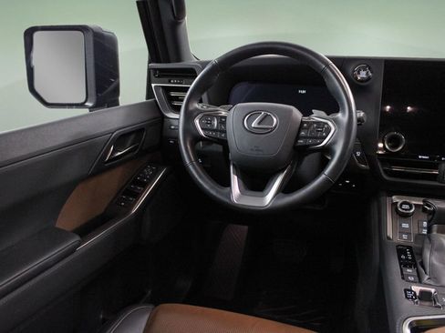 Used 2024 Lexus GX 550 w/ Accessory Package (31) AWD/4WD image 18