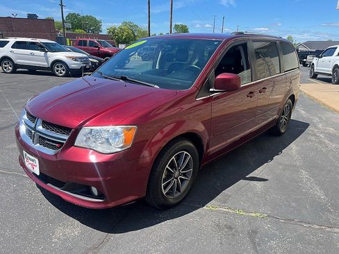 Used 2017 Dodge Grand Caravan SXT FWD image 4
