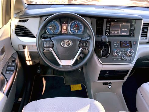 Used 2018 Toyota Sienna L image 6