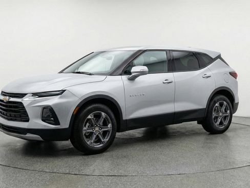Used 2025 Chevrolet Blazer LT FWD image 3