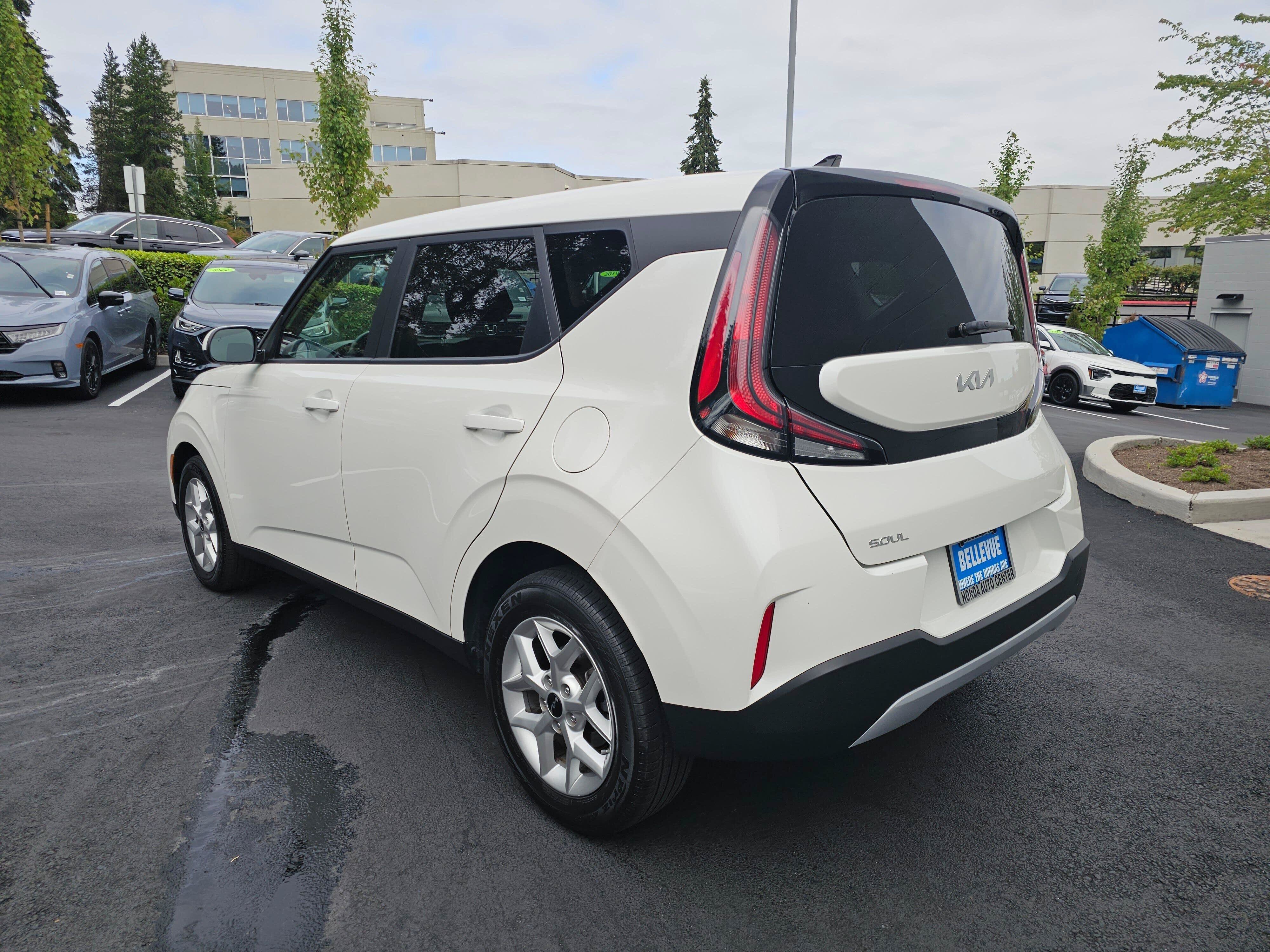 Used 2023 Kia Soul LX w/ LX Technology Package FWD image 5