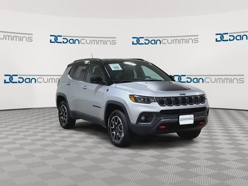 Used 2025 Jeep Compass Trailhawk AWD/4WD image 3