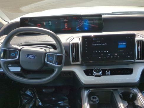 Used 2025 Ford Expedition Active image 27