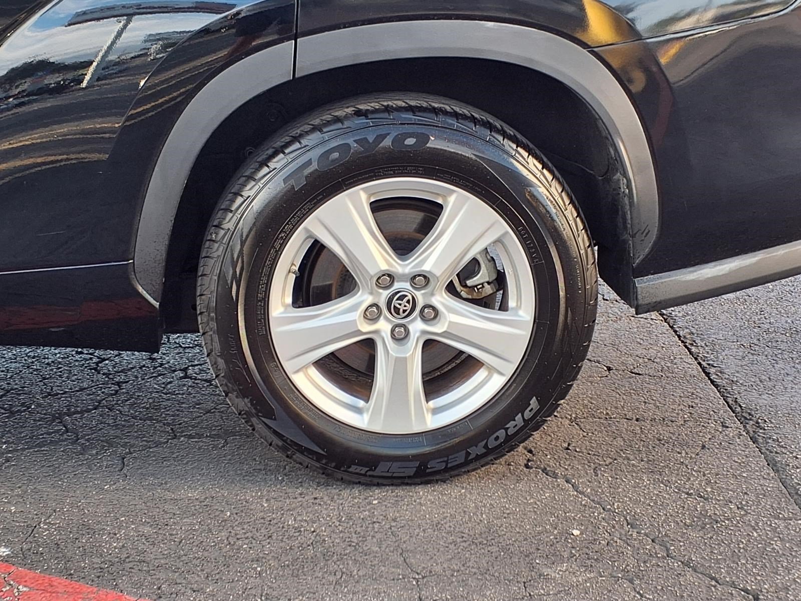 Used 2025 Toyota Highlander LE FWD image 9