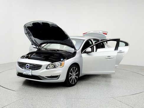 Used 2018 Volvo S60 T5 Inscription image 9