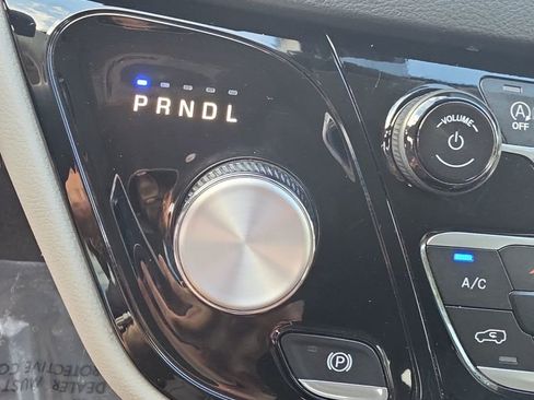 Used 2024 Chrysler Pacifica Touring-L image 25