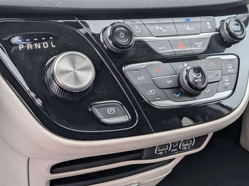 Used 2024 Chrysler Pacifica Touring-L FWD image 22