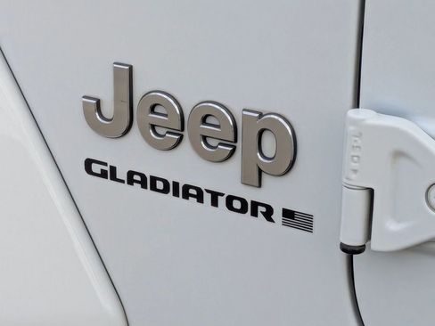 Used 2023 Jeep Gladiator Overland w/ Popular Equipment Package image 9