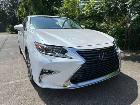 Used 2018 Lexus ES 300h w/ Luxury Package FWD image 1