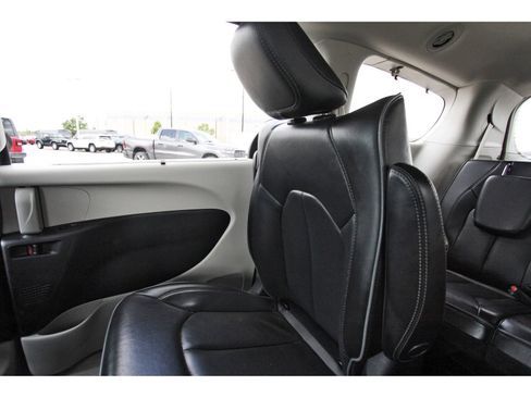 Used 2020 Chrysler Pacifica Limited w/ Advanced Safetytec Group FWD image 14