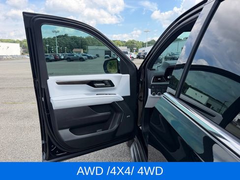 Used 2025 Chevrolet Suburban Premier AWD/4WD image 13