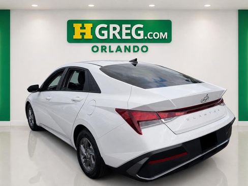 Used 2024 Hyundai Elantra SE FWD image 2