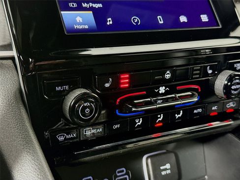 Used 2023 Jeep Grand Cherokee Altitude AWD/4WD image 13