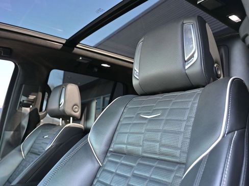 Used 2023 Cadillac Escalade V w/ LPO, ONYX Package image 33