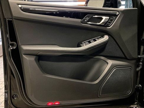 Certified 2023 Porsche Macan image 28
