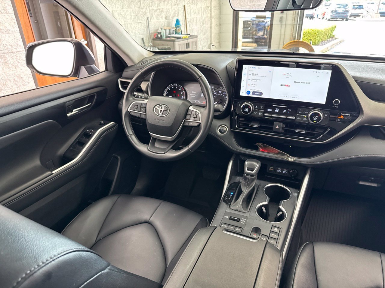 Used 2025 Toyota Highlander XLE AWD/4WD image 48
