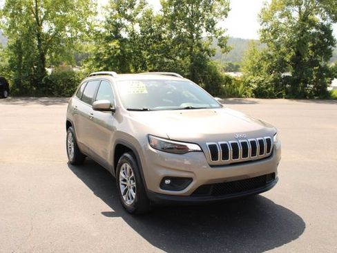 Used 2019 Jeep Cherokee Latitude Plus w/ Comfort/Convenience Group AWD/4WD image 2