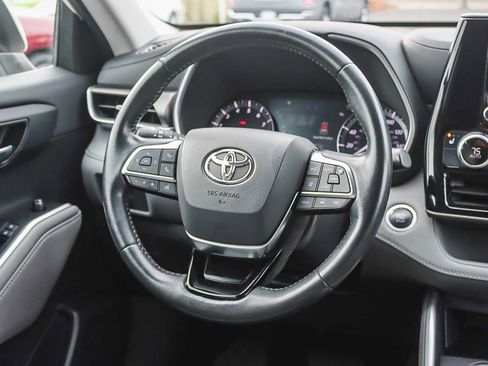 Used 2020 Toyota Highlander XLE image 14