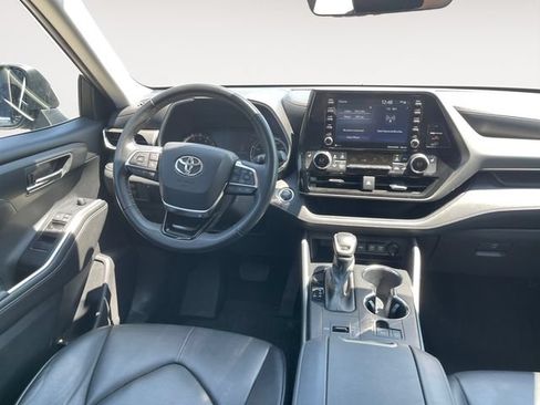 Used 2021 Toyota Highlander XLE FWD image 11
